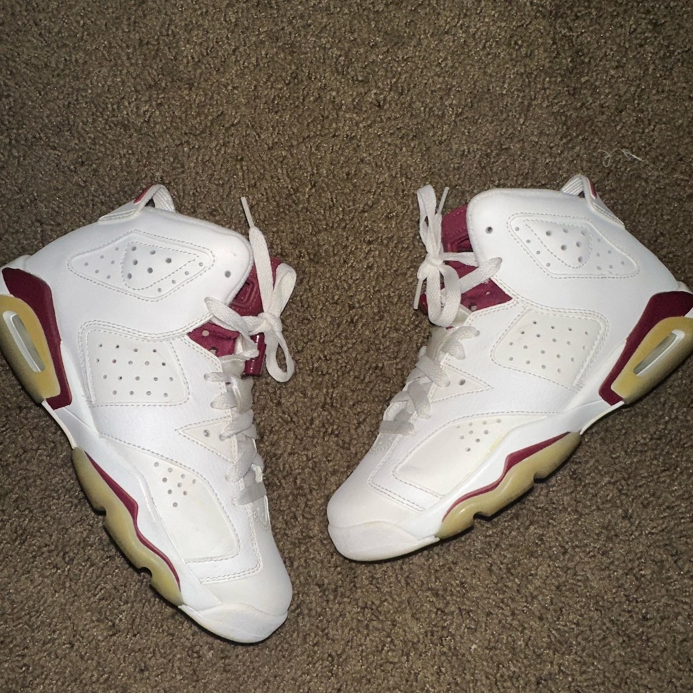 Jordan 6s size 5.5Y